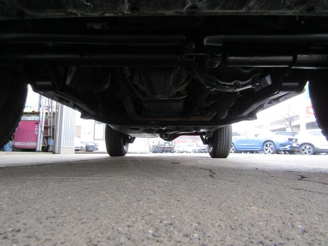 ジープ・ラングラーアンリミテッド アルティテュード 4x4 特別仕様 ブラックレザーインテリア フードパワーバルジ グロスブラックホイール 前席ヒーター クルーズコントロール サイドカメラ 革ハンドル フロント/リヤフォグ 後席プライバシーガラス キーレス ETC 下まわり防錆施工 夏冬タイヤ付(36枚目)