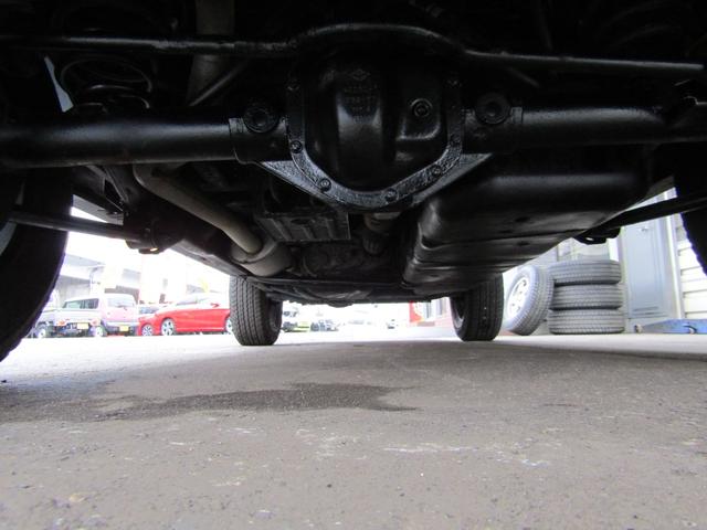 ジープ・ラングラーアンリミテッド アルティテュード 4x4 特別仕様 ブラックレザーインテリア フードパワーバルジ グロスブラックホイール 前席ヒーター クルーズコントロール サイドカメラ 革ハンドル フロント/リヤフォグ 後席プライバシーガラス キーレス ETC 下まわり防錆施工 夏冬タイヤ付(37枚目)