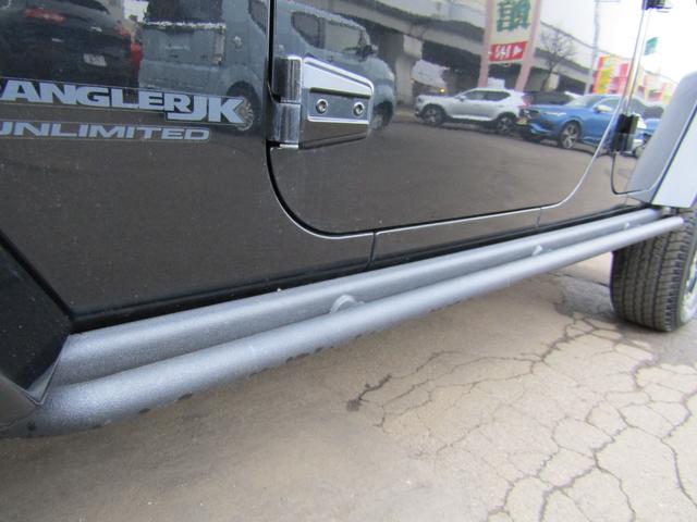 ジープ・ラングラーアンリミテッド アルティテュード 4x4 特別仕様 ブラックレザーインテリア フードパワーバルジ グロスブラックホイール 前席ヒーター クルーズコントロール サイドカメラ 革ハンドル フロント/リヤフォグ 後席プライバシーガラス キーレス ETC 下まわり防錆施工 夏冬タイヤ付(40枚目)