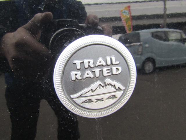 ジープ・ラングラーアンリミテッド アルティテュード 4x4 特別仕様 ブラックレザーインテリア フードパワーバルジ グロスブラックホイール 前席ヒーター クルーズコントロール サイドカメラ 革ハンドル フロント/リヤフォグ 後席プライバシーガラス キーレス ETC 下まわり防錆施工 夏冬タイヤ付(42枚目)