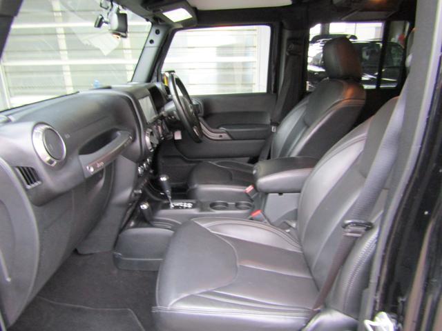 ジープ・ラングラーアンリミテッド アルティテュード 4x4 特別仕様 ブラックレザーインテリア フードパワーバルジ グロスブラックホイール 前席ヒーター クルーズコントロール サイドカメラ 革ハンドル フロント/リヤフォグ 後席プライバシーガラス キーレス ETC 下まわり防錆施工 夏冬タイヤ付(44枚目)