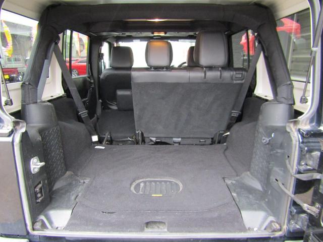 ジープ・ラングラーアンリミテッド アルティテュード 4x4 特別仕様 ブラックレザーインテリア フードパワーバルジ グロスブラックホイール 前席ヒーター クルーズコントロール サイドカメラ 革ハンドル フロント/リヤフォグ 後席プライバシーガラス キーレス ETC 下まわり防錆施工 夏冬タイヤ付(49枚目)