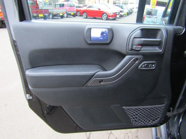 ジープ・ラングラーアンリミテッド アルティテュード 4x4 特別仕様 ブラックレザーインテリア フードパワーバルジ グロスブラックホイール 前席ヒーター クルーズコントロール サイドカメラ 革ハンドル フロント/リヤフォグ 後席プライバシーガラス キーレス ETC 下まわり防錆施工 夏冬タイヤ付(50枚目)