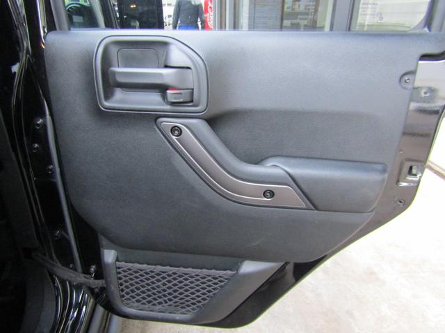 ジープ・ラングラーアンリミテッド アルティテュード 4x4 特別仕様 ブラックレザーインテリア フードパワーバルジ グロスブラックホイール 前席ヒーター クルーズコントロール サイドカメラ 革ハンドル フロント/リヤフォグ 後席プライバシーガラス キーレス ETC 下まわり防錆施工 夏冬タイヤ付(53枚目)