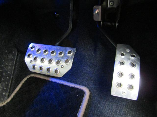 ジムニー ランドベンチャー　特別仕様車　パートタイム４ＷＤ　４速ＡＴ　１０型　イクリプスナビＴＶ／ＢＴ／ＤＶＤ　エンジンスターター　スズキスポーツアルミペダル　キー照明　フロアイルミネーション　前後スピーカー　バイザー　席ヒーター　スチールシルバーメタリック　夏冬タイヤ（14枚目）