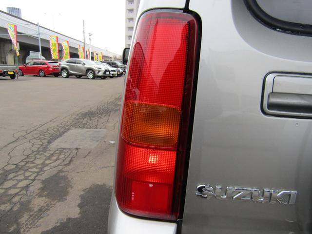 ジムニー ランドベンチャー　特別仕様車　パートタイム４ＷＤ　４速ＡＴ　１０型　イクリプスナビＴＶ／ＢＴ／ＤＶＤ　エンジンスターター　スズキスポーツアルミペダル　キー照明　フロアイルミネーション　前後スピーカー　バイザー　席ヒーター　スチールシルバーメタリック　夏冬タイヤ（33枚目）