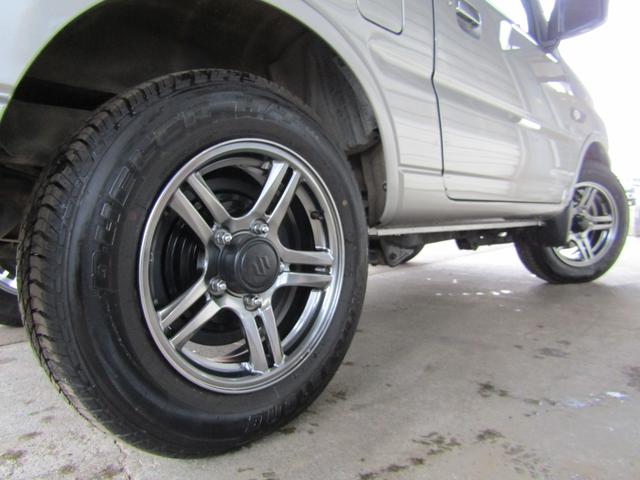 ジムニー ランドベンチャー　特別仕様車　パートタイム４ＷＤ　４速ＡＴ　１０型　イクリプスナビＴＶ／ＢＴ／ＤＶＤ　エンジンスターター　スズキスポーツアルミペダル　キー照明　フロアイルミネーション　前後スピーカー　バイザー　席ヒーター　スチールシルバーメタリック　夏冬タイヤ（35枚目）