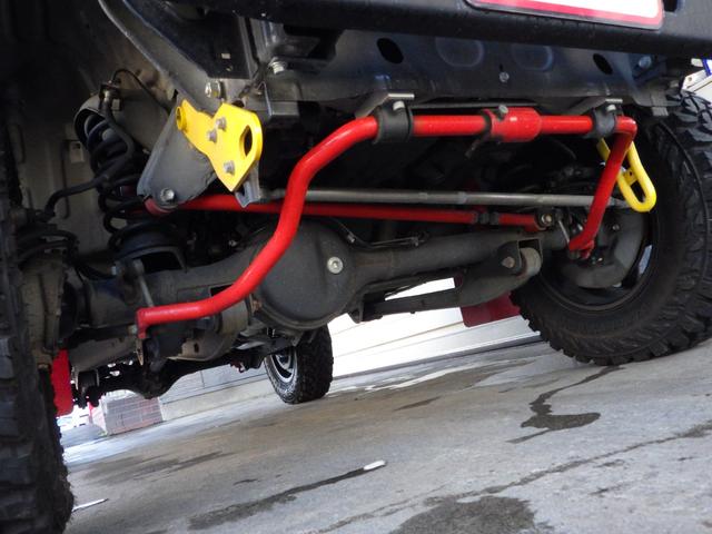 ジムニーシエラ ランドベンチャー　特別仕様　最終９型　４速ＡＴ　アピオパーツ　つよし君ＲＥ５０コンプリートキット・悟空・減衰調整／ＴＳ外装キット／ワイルドボア／リアラダー／荷室フラットデッキ／ヒューエルカバー／牽引フック／泥フラップ　楽ナビ　バックカメラ　前後ドラレコ　ＥＴＣ（8枚目）