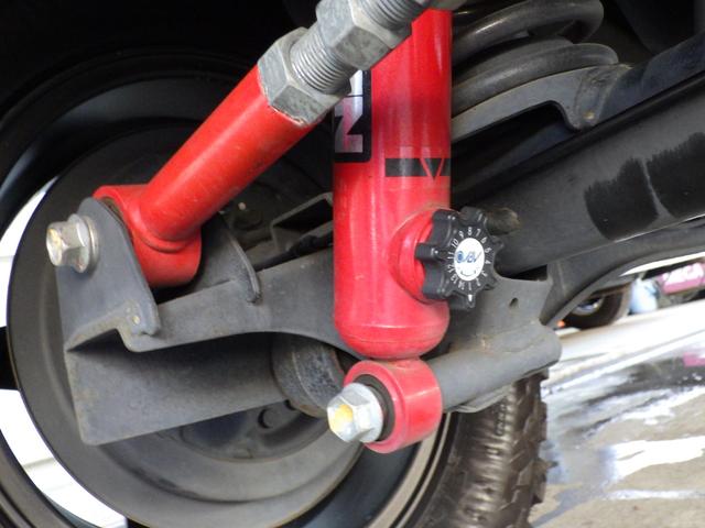 ジムニーシエラ ランドベンチャー　特別仕様　最終９型　４速ＡＴ　アピオパーツ　つよし君ＲＥ５０コンプリートキット・悟空・減衰調整／ＴＳ外装キット／ワイルドボア／リアラダー／荷室フラットデッキ／ヒューエルカバー／牽引フック／泥フラップ　楽ナビ　バックカメラ　前後ドラレコ　ＥＴＣ（12枚目）