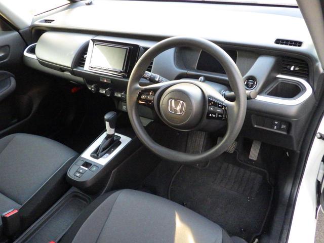 フィット ｅ：ＨＥＶベーシック　４ＷＤ　リヤカメラ　イクリプスナビＢＴ　コンフォートビューＰＫＧ／ミラーヒーター／前窓熱線　センシング／ブレーキ／歩行者・車線検出操舵支援／先行発進／渋滞追従／誤発進／パーキングセンサー／標識認識　フルＬＥＤヘッドライト　スマキー　ドラレコ（3枚目）