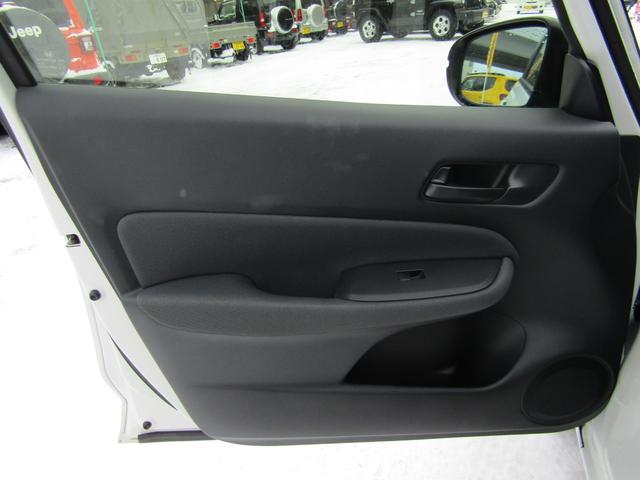 フィット e:HEVベーシック 4WD リヤカメラ イクリプスナビBT コンフォートビューPKG/ミラーヒーター/前窓熱線 センシング/ブレーキ/歩行者・車線検出操舵支援/先行発進/渋滞追従/誤発進/パーキングセンサー/標識認識 フルLEDヘッドライト スマキー ドラレコ(61枚目)