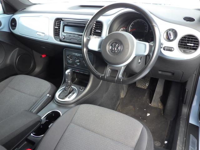 ザ・ビートル デザイン　１．２Ｌターボ　デニムブルー／ブラックインテリア　バイキセノンヘッドライト　革巻ステアリング　オートクルーズコントロール　ドアミラーヒーター　フォグランプ　純正１６インチアルミホイール　キーレス　横滑防止　ＣＤ／ラジオ　下まわり防錆施工　夏冬タイヤ付（3枚目）