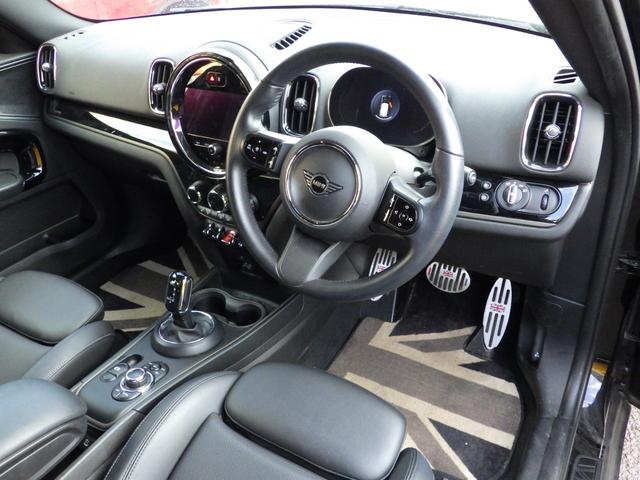 ＭＩＮＩ クーパーＤ　クロスオーバー　オール４　シャドーエディション　特別仕様車　レザレットシート　パーキングアシスト／縦列駐車／前後ＰＤＣ　ストップ＆ゴー機能付ＡＣＣ　電子表示メーター　ハンズフリーテールゲート　インテリジェントセーフティ　前後ドラレコ　夏冬タイヤ付（3枚目）