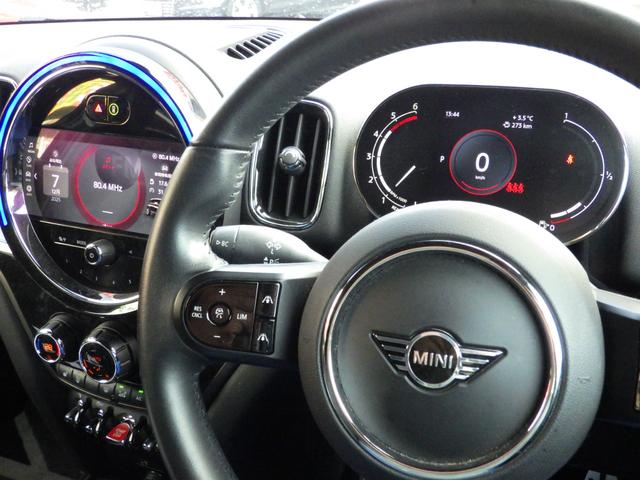 ＭＩＮＩ クーパーＤ　クロスオーバー　オール４　シャドーエディション　特別仕様車　レザレットシート　パーキングアシスト／縦列駐車／前後ＰＤＣ　ストップ＆ゴー機能付ＡＣＣ　電子表示メーター　ハンズフリーテールゲート　インテリジェントセーフティ　前後ドラレコ　夏冬タイヤ付（6枚目）