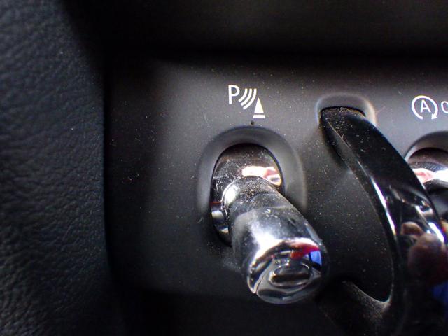 ＭＩＮＩ クーパーＤ　クロスオーバー　オール４　シャドーエディション　特別仕様車　レザレットシート　パーキングアシスト／縦列駐車／前後ＰＤＣ　ストップ＆ゴー機能付ＡＣＣ　電子表示メーター　ハンズフリーテールゲート　インテリジェントセーフティ　前後ドラレコ　夏冬タイヤ付（7枚目）