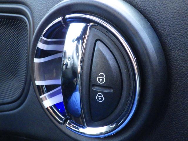 ＭＩＮＩ クーパーＤ　クロスオーバー　オール４　シャドーエディション　特別仕様車　レザレットシート　パーキングアシスト／縦列駐車／前後ＰＤＣ　ストップ＆ゴー機能付ＡＣＣ　電子表示メーター　ハンズフリーテールゲート　インテリジェントセーフティ　前後ドラレコ　夏冬タイヤ付（14枚目）