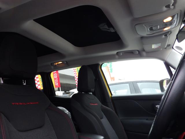 ジープ・レネゲード トレイルホーク　４ｘ４　ＭｙＳｋｙオープンエアルーフ　リアビューカメラ／駐車ソナー　Ｕコネクト／アップル連携／ＢＴ　斜後方感知ＢＳＭ／リアクロス　車線逸脱警報　クルーズコントロール　スマートキー　ルーフレール　バイキセノンライト　フォグランプ　夏冬タイヤ（4枚目）