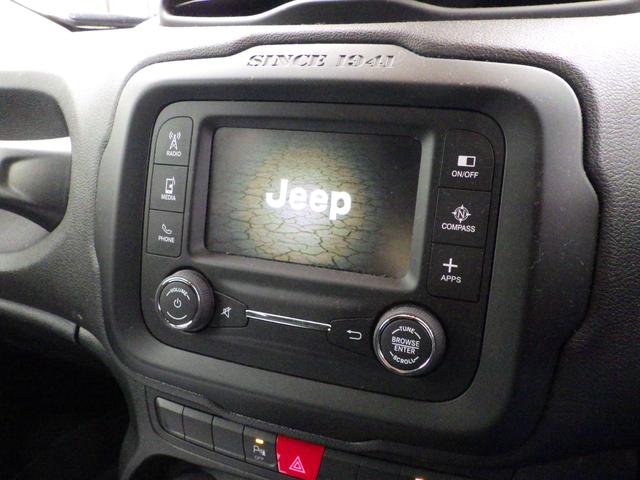 ジープ・レネゲード トレイルホーク　４ｘ４　ＭｙＳｋｙオープンエアルーフ　リアビューカメラ／駐車ソナー　Ｕコネクト／アップル連携／ＢＴ　斜後方感知ＢＳＭ／リアクロス　車線逸脱警報　クルーズコントロール　スマートキー　ルーフレール　バイキセノンライト　フォグランプ　夏冬タイヤ（6枚目）