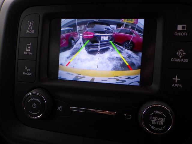 ジープ・レネゲード トレイルホーク　４ｘ４　ＭｙＳｋｙオープンエアルーフ　リアビューカメラ／駐車ソナー　Ｕコネクト／アップル連携／ＢＴ　斜後方感知ＢＳＭ／リアクロス　車線逸脱警報　クルーズコントロール　スマートキー　ルーフレール　バイキセノンライト　フォグランプ　夏冬タイヤ（7枚目）