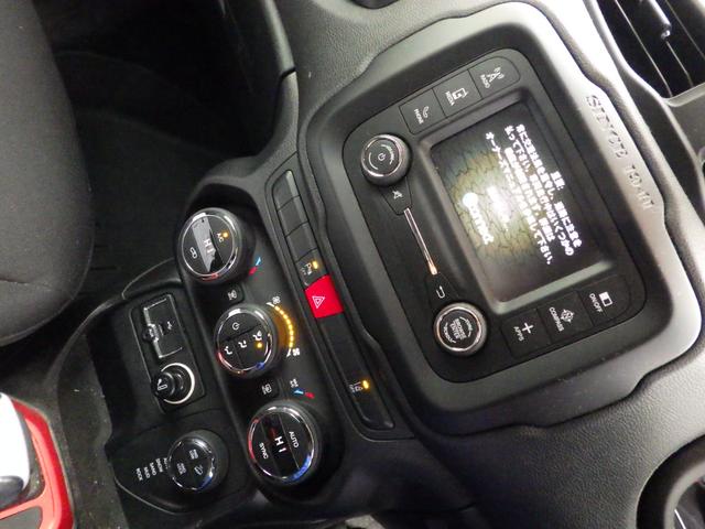 ジープ・レネゲード トレイルホーク　４ｘ４　ＭｙＳｋｙオープンエアルーフ　リアビューカメラ／駐車ソナー　Ｕコネクト／アップル連携／ＢＴ　斜後方感知ＢＳＭ／リアクロス　車線逸脱警報　クルーズコントロール　スマートキー　ルーフレール　バイキセノンライト　フォグランプ　夏冬タイヤ（8枚目）