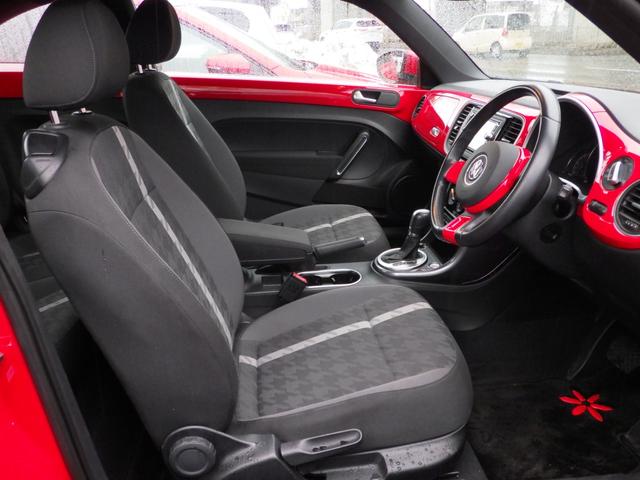 ザ・ビートル デザイン　バイキセノンヘッドライトＰＫＧ／斜後方／後退時警告　ＶＷナビ７１６ＳＤＣＷ／ＴＶ／ＤＶＤ／ＢＴ／ＵＳＢ　バックカメラ　スマートエントリー＆スタートシステム　クルーズコントロール　革巻ハンドル　ドアミラーヒーター　フォグランプ　ＥＴＣ　トルネードレッド（2枚目）