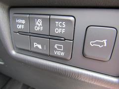 ■車線逸脱警報■フロントカメラで車線を検知、車線逸脱の可能性があると判断した場合、ハンドル操作のアシスト、車線逸脱警報、ハンドルの振動、　インフォメーションディスプレイの表示により運転者に知らせます。 7