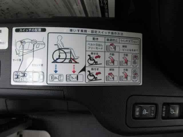 ノア Ｘ　４ＷＤ　福祉車輌　バックカメラ　ナビ　ＴＶ　両側スライド・片側電動　オートライト　ＬＥＤヘッドランプ　キーレスエントリー　アイドリングストップ　電動格納ミラー　３列シート　ウォークスルー　ＣＶＴ（51枚目）