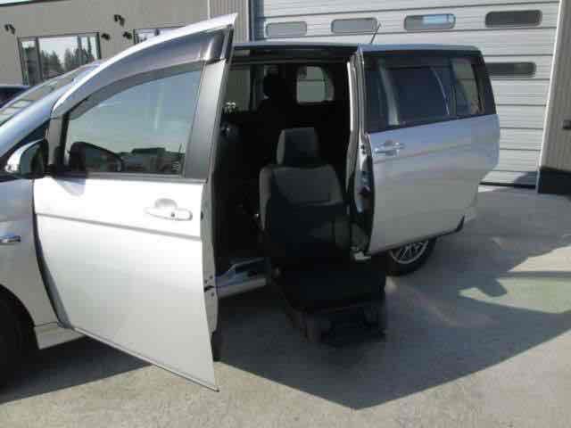 アイシス プラタナ 4WD 福祉車輌 ドライブレコーダー ETC バックカメラ ナビ TV クリアランスソナー 両側スライド・片側電動 スマートキー 電動格納ミラー 3列シート CVT アルミホイール CD DVD再生(6枚目)