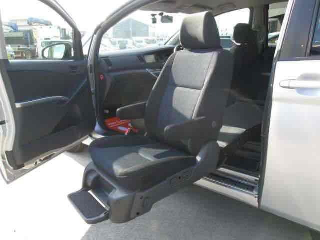 アイシス プラタナ 4WD 福祉車輌 ドライブレコーダー ETC バックカメラ ナビ TV クリアランスソナー 両側スライド・片側電動 スマートキー 電動格納ミラー 3列シート CVT アルミホイール CD DVD再生(9枚目)