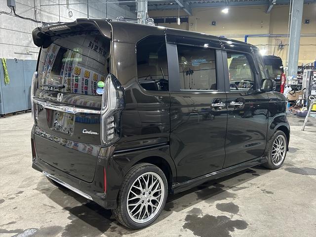 N-BOXカスタム L 後期型・ワンセグTV・バックカメラ・両側パワースライドドア・シートミラーヒーター・社外アルミホイール・衝突軽減ブレーキ・誤発進抑制装置・横滑り防止装置・サイドエアバック・カーテンエアバック・4WD(5枚目)