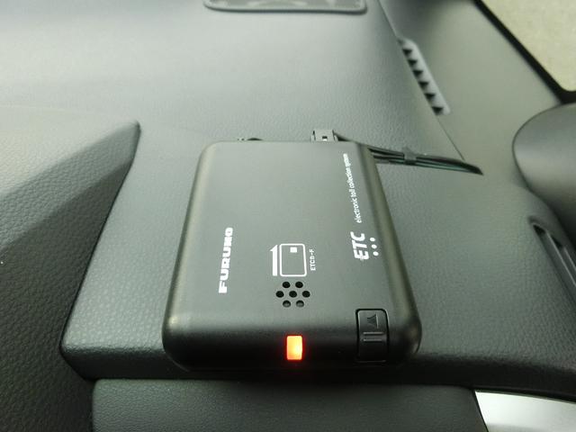 ヴォクシー Ｓ－Ｚ　４ＷＤ　純正ディスプレイオーディオ　ＬＥＤヘッドランプ　リヤオートエアコン　ＥＴＣ　バックカメラ　　ＴＶ　クリアランスソナー　オートクルコン　スマートキー　　衝突被害軽減システム　両側電動スライドドア（7枚目）