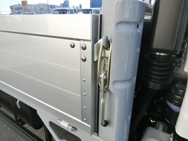 エルフトラック ロングフルフラットロー ワイド 4WD 届出済未使用車 荷台内寸 長さ436cm 幅207cm 高さ38cm バックカメラ 木製デッキ LEDヘッドフォグ アルミアオリ 衝突軽減ブレーキ 電格ミラー リヤゲートチェーン(5枚目)