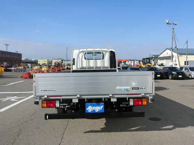 エルフトラック ロングフルフラットロー ワイド 4WD 届出済未使用車 荷台内寸 長さ436cm 幅207cm 高さ38cm バックカメラ 木製デッキ LEDヘッドフォグ アルミアオリ 衝突軽減ブレーキ 電格ミラー リヤゲートチェーン(6枚目)