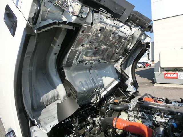 エルフトラック ロングフルフラットロー ワイド 4WD 届出済未使用車 荷台内寸 長さ436cm 幅207cm 高さ38cm バックカメラ 木製デッキ LEDヘッドフォグ アルミアオリ 衝突軽減ブレーキ 電格ミラー リヤゲートチェーン(7枚目)