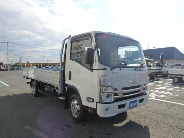 エルフトラック ロングフルフラットロー ワイド 4WD 届出済未使用車 荷台内寸 長さ436cm 幅207cm 高さ38cm バックカメラ 木製デッキ LEDヘッドフォグ アルミアオリ 衝突軽減ブレーキ 電格ミラー リヤゲートチェーン(8枚目)