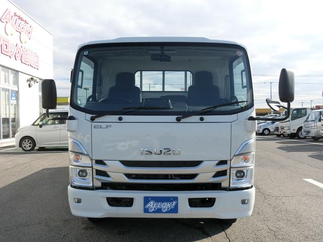 エルフトラック ロングフルフラットロー ワイド 4WD 届出済未使用車 荷台内寸 長さ436cm 幅207cm 高さ38cm バックカメラ 木製デッキ LEDヘッドフォグ アルミアオリ 衝突軽減ブレーキ 電格ミラー リヤゲートチェーン(9枚目)