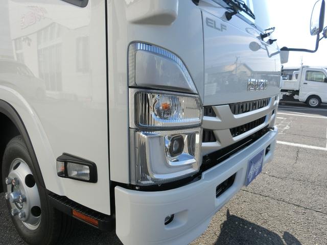 エルフトラック ロングフルフラットロー ワイド 4WD 届出済未使用車 荷台内寸 長さ436cm 幅207cm 高さ38cm バックカメラ 木製デッキ LEDヘッドフォグ アルミアオリ 衝突軽減ブレーキ 電格ミラー リヤゲートチェーン(10枚目)