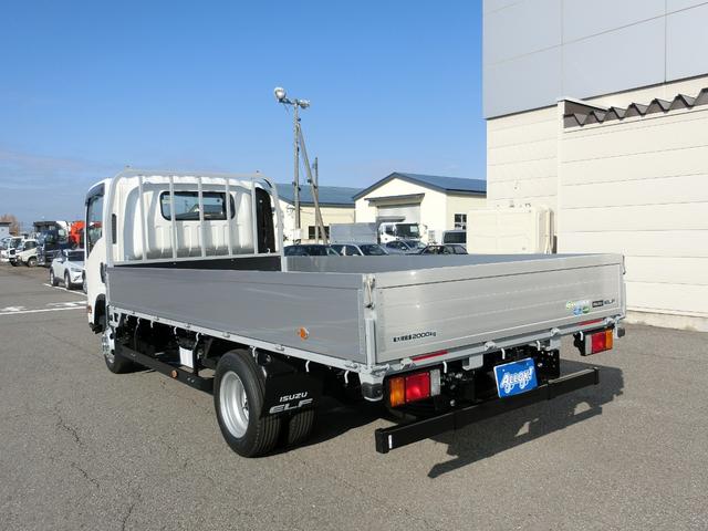 エルフトラック ロングフルフラットロー ワイド 4WD 届出済未使用車 荷台内寸 長さ436cm 幅207cm 高さ38cm バックカメラ 木製デッキ LEDヘッドフォグ アルミアオリ 衝突軽減ブレーキ 電格ミラー リヤゲートチェーン(12枚目)