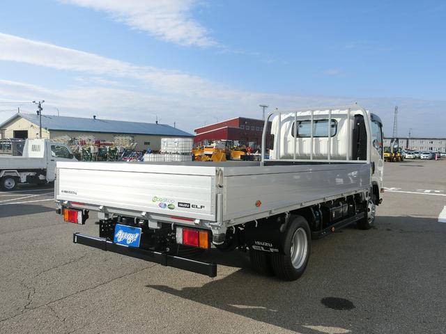 エルフトラック ロングフルフラットロー ワイド 4WD 届出済未使用車 荷台内寸 長さ436cm 幅207cm 高さ38cm バックカメラ 木製デッキ LEDヘッドフォグ アルミアオリ 衝突軽減ブレーキ 電格ミラー リヤゲートチェーン(15枚目)