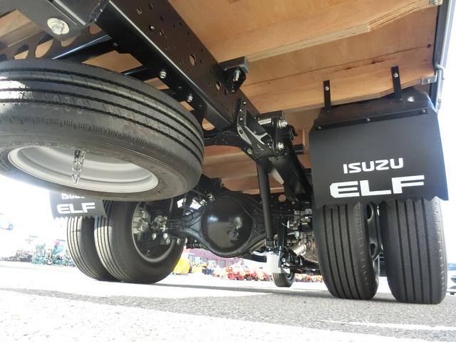 エルフトラック ロングフルフラットロー ワイド 4WD 届出済未使用車 荷台内寸 長さ436cm 幅207cm 高さ38cm バックカメラ 木製デッキ LEDヘッドフォグ アルミアオリ 衝突軽減ブレーキ 電格ミラー リヤゲートチェーン(16枚目)