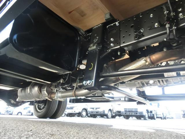 エルフトラック ロングフルフラットロー ワイド 4WD 届出済未使用車 荷台内寸 長さ436cm 幅207cm 高さ38cm バックカメラ 木製デッキ LEDヘッドフォグ アルミアオリ 衝突軽減ブレーキ 電格ミラー リヤゲートチェーン(17枚目)