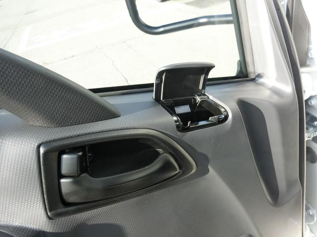 エルフトラック ロングフルフラットロー ワイド 4WD 届出済未使用車 荷台内寸 長さ436cm 幅207cm 高さ38cm バックカメラ 木製デッキ LEDヘッドフォグ アルミアオリ 衝突軽減ブレーキ 電格ミラー リヤゲートチェーン(18枚目)