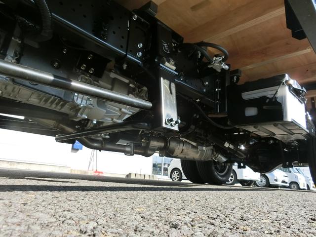エルフトラック ロングフルフラットロー ワイド 4WD 届出済未使用車 荷台内寸 長さ436cm 幅207cm 高さ38cm バックカメラ 木製デッキ LEDヘッドフォグ アルミアオリ 衝突軽減ブレーキ 電格ミラー リヤゲートチェーン(21枚目)