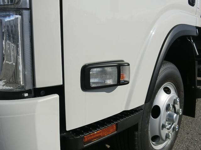 エルフトラック ロングフルフラットロー ワイド 4WD 届出済未使用車 荷台内寸 長さ436cm 幅207cm 高さ38cm バックカメラ 木製デッキ LEDヘッドフォグ アルミアオリ 衝突軽減ブレーキ 電格ミラー リヤゲートチェーン(22枚目)