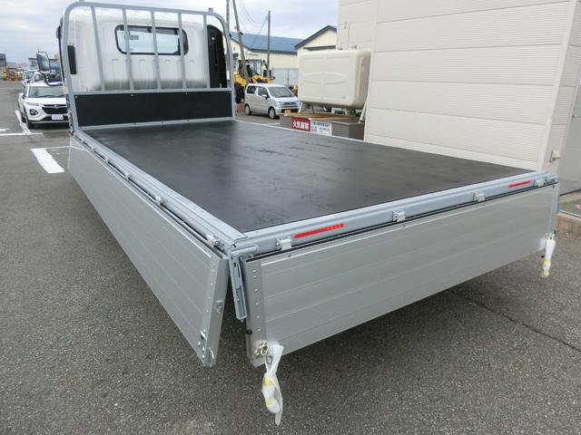 エルフトラック ロングフルフラットロー ワイド 4WD 届出済未使用車 荷台内寸 長さ436cm 幅207cm 高さ38cm バックカメラ 木製デッキ LEDヘッドフォグ アルミアオリ 衝突軽減ブレーキ 電格ミラー リヤゲートチェーン(23枚目)