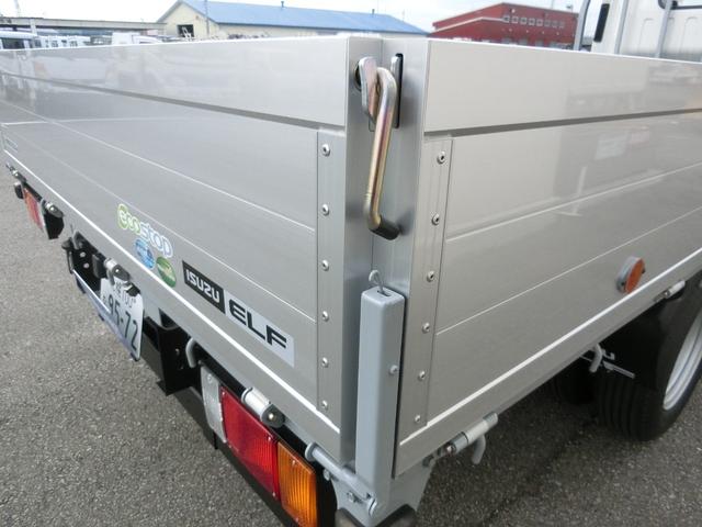 エルフトラック ロングフルフラットロー ワイド 4WD 届出済未使用車 荷台内寸 長さ436cm 幅207cm 高さ38cm バックカメラ 木製デッキ LEDヘッドフォグ アルミアオリ 衝突軽減ブレーキ 電格ミラー リヤゲートチェーン(24枚目)