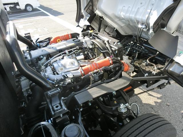 エルフトラック ロングフルフラットロー ワイド 4WD 届出済未使用車 荷台内寸 長さ436cm 幅207cm 高さ38cm バックカメラ 木製デッキ LEDヘッドフォグ アルミアオリ 衝突軽減ブレーキ 電格ミラー リヤゲートチェーン(25枚目)