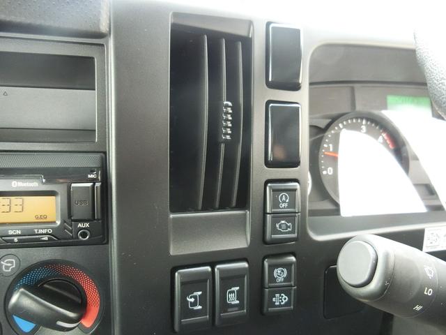 エルフトラック ロングフルフラットロー ワイド 4WD 届出済未使用車 荷台内寸 長さ436cm 幅207cm 高さ38cm バックカメラ 木製デッキ LEDヘッドフォグ アルミアオリ 衝突軽減ブレーキ 電格ミラー リヤゲートチェーン(27枚目)