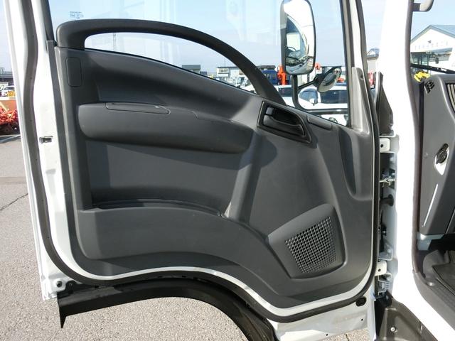 エルフトラック ロングフルフラットロー ワイド 4WD 届出済未使用車 荷台内寸 長さ436cm 幅207cm 高さ38cm バックカメラ 木製デッキ LEDヘッドフォグ アルミアオリ 衝突軽減ブレーキ 電格ミラー リヤゲートチェーン(28枚目)