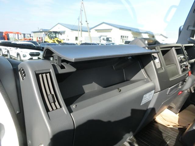 エルフトラック ロングフルフラットロー ワイド 4WD 届出済未使用車 荷台内寸 長さ436cm 幅207cm 高さ38cm バックカメラ 木製デッキ LEDヘッドフォグ アルミアオリ 衝突軽減ブレーキ 電格ミラー リヤゲートチェーン(30枚目)